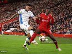 Gianluca-Scamacca-vs-Ibrahima-Konate-di-leg-pertama-perempat-final-Liga-Europa-Liverpool-vs-Atalanta.jpg