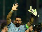 Gianluigi-Buffon-menyapa-penggemar-di-akhir-laga-kualifikasi-Piala-Dunia-2018-Italia-vs-Albania.jpg