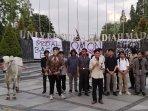 Hadirkan-Sapi-Bertopeng-Presiden-Prabowo-BEM-KM-UGM-Kritik-MBG-Sebagai-Makan-Beracun-Genosida.jpg