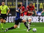 Hakan-Calhanoglu-vs-Theo-Hernandez-di-Liga-Italia-Serie-A-antara-Inter-Milan-vs-AC-Milan-di-San-Siro.jpg