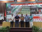 Haris-Sutarta-foto-bersama-dengan-pimpinan-sidang-Musyawarah-Olahraga-Kabupaten-KONI-Sleman-2025.jpg