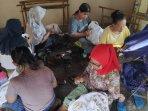 Ibu-ibu-membatik-di-Kelompok-Batik-Tulis-Lanthing-di.jpg
