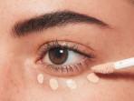 Ilustrasi-Menggunakan-Concealer.jpg