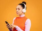 Ilustrasi-foto-mendengarkan-musik-mendengarkan-lagu-headset-main-HP.jpg