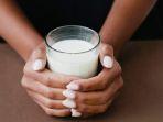 Ilustrasi-seseorang-minum-susu-hangat.jpg