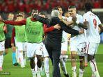 Jose-Mourinho-dengan-pemain-di-leg-kedua-semifinal-Grup-Liga-Europa-Bayer-Leverkusen-vs-AS-Roma.jpg