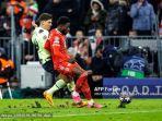 Julian-Alvarez-vs-Alphonso-Davies-di-Liga-Champions-Bayern-Munich-vs-Manchester-City.jpg