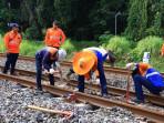 KAI-Daop-6-Yogyakarta-melakukan-perbaikan-jalur.jpg