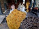 Kain-Batik-Ecoprint-Khas-Magelang-Nasihat-Kebijaksanaan-Lewat-Motif-Stupa-Borobudur-dan-Daun-Bodhi.jpg