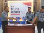 Kepala-Lapas-Kelas-IIB-Sleman-Kelik-Sulistyanto-menyiapkan-TPS-Khusus.jpg