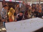 Ketika-Bupati-Hamenang-Membatik-di-Gelaran-Batik-Klaten-Minifest.jpg