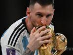 Lionel-Messi-mencium-Trofi-Piala-Dunia-setelah-final-Piala-Dunia-2022-Qatar-Argentina-vs-Prancis.jpg
