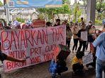 MPBI-DIY-menggelar-aksi-di-kantor-Disnakertrans-DIY.jpg