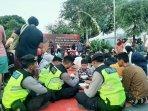 Masyarakat-Jogja-Kembul-Bujana-di-Nol-Km-Sampaikan-Pesan-Persatuan-dan-Perdamaian.jpg