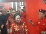 Megawati-Soekarno-Putri-Meninggalkan-gedung-DPD-PDIP-DIY.jpg