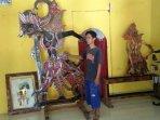 Melihat-Batik-Wayang-Ukuran-Jumbo-Buatan-Perajin-asal-Bayat-Klaten.jpg