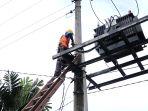 Mengenal-Lebih-Dekat-Petugas-Pelayaan-Teknik-PLN-Siap-Siaga-24-Jam-Layani-Pelanggan.jpg