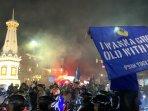 Meriah-Suporter-PSIM-Yogyakarta-Merayakan-Promosi-ke-Liga-1-di-Tugu-Pal-Putih-Jogja.jpg