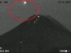 Misteri-Cahaya-Seolah-Melintas-di-Atas-Gunung-Merapi-Komentar-Para-Ahli.jpg