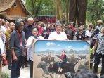 Momen-Megawati-Terima-Lukisan-Naik-Banteng-di-Oemah-Petroek.jpg