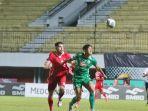 Mychell-Chagas-berebut-bola-dengan-Fabiano-Beltrame.jpg