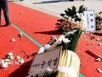 Ngamuk-di-Altar-Tragedi-Itaewon-Ibu-Korban-Merusak-Karangan-Bunga-dari-Presiden-Yoon-Seok-Yeol.jpg