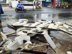 Papan-Nama-Sebuah-Toko-di-Mergangsan-Ambruk-Dua-Jukir-Luka-luka-Dua-Mobil-Rusak.jpg