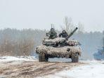 Pasukan-Militer-Ukraina-dari-brigade-mekanis-ke-92-tank-di-Chuguev-Kharkiv-10-Februari-2022.jpg