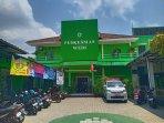 Pelajar-Diduga-Keracunan-MBG-Datang-ke-Posko-Kesehatan-di-Puskesmas-Wedi.jpg