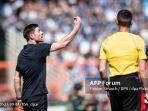 Pelatih-Bayer-Leverkusen-Xabi-Alonso-memberi-isyarat-di-pinggir-lapangan.jpg