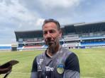 Pelatih-PSIM-Yogyakarta-Jean-Paul-van-Gastel-3102025.jpg