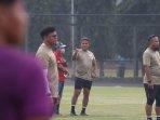 Pelatih-Timnas-Indonesia-U16-Bima-Sakti-saat-memimpin.jpg
