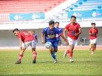 Pemain-JK-United-melewati-pemain-Persikup.jpg