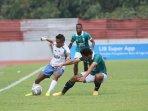 Pemain-PSIM-Yogyakarta-Ricky-Ohorella-berusaha-melewati.jpg