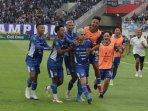 Pemain-PSIM-Yogyakarta-merayakan-gol-Rafinha.jpg