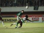 Pemain-PSS-Sleman-Kei-Sano-saat-berebut-bola-dengan.jpg