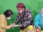 Pemotongan-tumpeng-dalam-rangka-memperingati-hari-ulang-tahun-ke-10-RSA-UGM-232022.jpg