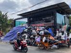 Pengendara-sepeda-motor-melintasi-depo-sampah-di-kawasan-Pengok.jpg