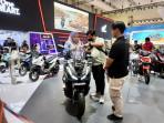 Pengunjung-sedang-melihat-lihat-New-Honda-ADV160.jpg