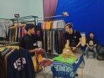 Pengunjung-sedang-memilah-baju-baju-branded-yang-bekas.jpg