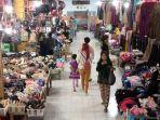 Penjualan-baju-lebaran-di-Pasar-Argosari-lesu.jpg