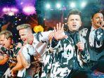 Penonton-mengapresiasi-dan-mengucapkan-terima-kasih-untuk-Westlife.jpg