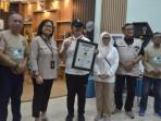 Penyerahan-piagam-rekor-oleh-kepala-MURI-Semarang-kepada-Wali-Kota-Yogya-Hasto-Wardoyo.jpg
