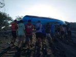 Perahu-Nelayan-Terhantam-Ombak-Laut-Besar-Hingga-Terbalik-di-Pantai-Trisik-Kulon-Progo.jpg