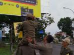 Satpol PP Bantul Tertibkan Tiga Reklame Tak Berizin