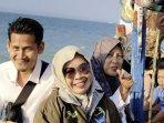 Perjuangan-Para-Guru-Menuju-Sekolah-di-Pulau-Giliyang-Seberangi-Lautan-dengan-Perahu-Kayu.jpg