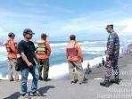 Personel-SAR-bersiaga-memantau-situasi-di-Pantai-Glagah-Temon-Kulon-Progo-Minggu.jpg