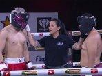 Pertandingan-Tinju-Vicky-Prasetyo-Melawan-Azka-Corbuzier-Gerakan-Lucu-Dibalas-Pukulan-Bertubi-tubi.jpg