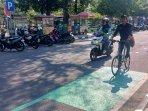 Pesepeda-melintasi-jalur-sepeda-di-Jalan-Tamtama-atau.jpg