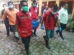 Petugas-mengevakuasi-jenazah-mahasiswi-yang-ditemukan-ist.jpg